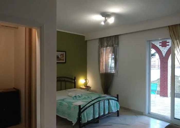 公寓 Agnanti Apts And